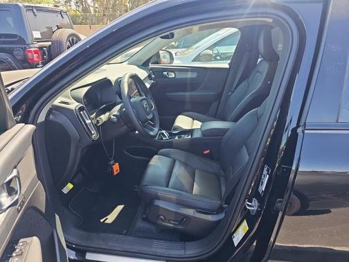 2025 Volvo XC40 B5 Plus Dark Theme