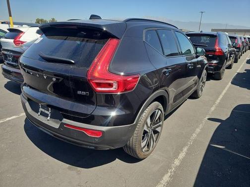 2025 Volvo XC40 B5 Plus Dark Theme