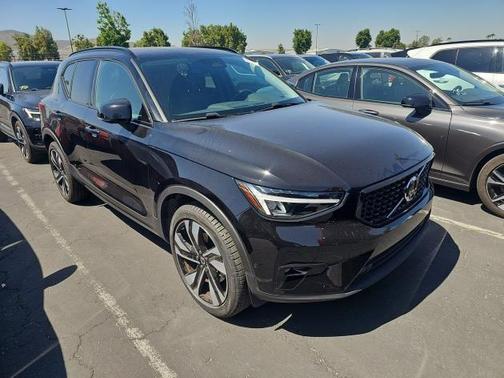 2025 Volvo XC40 B5 Plus Dark Theme