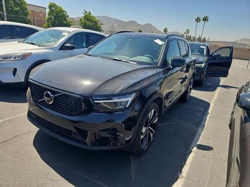 2025 Volvo XC40 B5 Plus Dark Theme