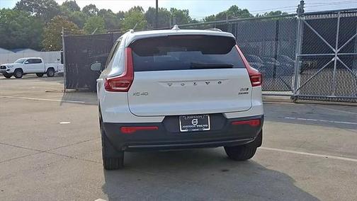 2024 Volvo XC40 B5 Ultimate Dark Theme