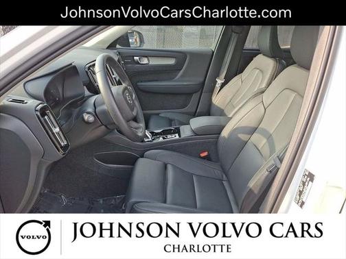 2024 Volvo XC40 B5 Ultimate Dark Theme