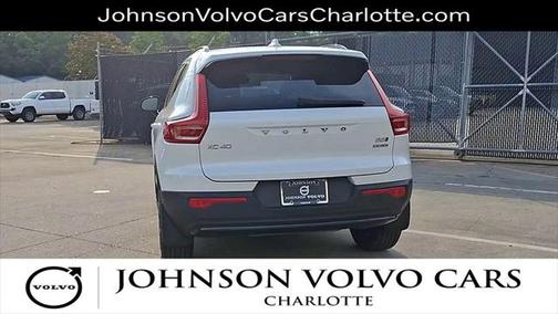 2024 Volvo XC40 B5 Ultimate Dark Theme