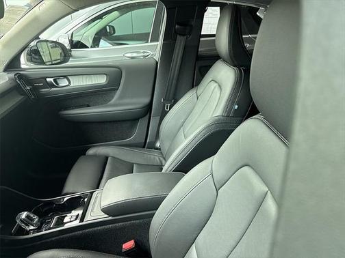 2024 Volvo XC40 B5 Ultimate Dark Theme