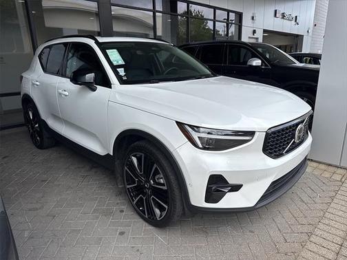 2024 Volvo XC40 B5 Ultimate Dark Theme