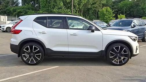 2024 Volvo XC40 B5 Ultimate Dark Theme