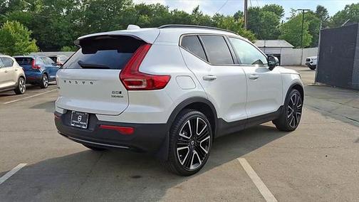 2024 Volvo XC40 B5 Ultimate Dark Theme