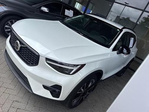 2024 Volvo XC40 B5 Ultimate Dark Theme