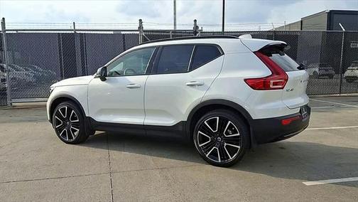 2024 Volvo XC40 B5 Ultimate Dark Theme