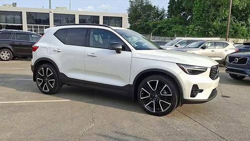 2024 Volvo XC40 B5 Ultimate Dark Theme