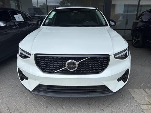 2024 Volvo XC40 B5 Ultimate Dark Theme
