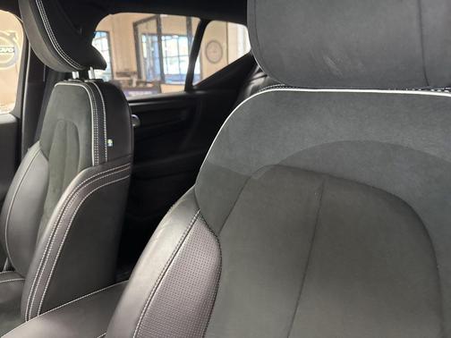 Crystal White 2019 Volvo XC40 T5 R-Design