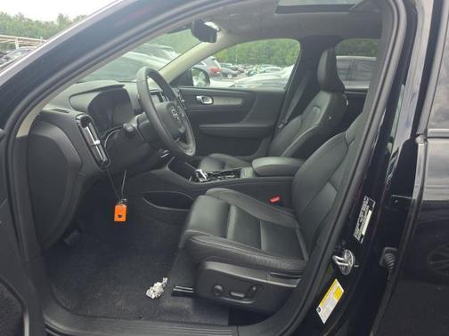 2025 Volvo XC40 B5 Plus Dark Theme