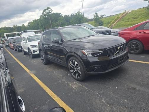 2025 Volvo XC40 B5 Plus Dark Theme