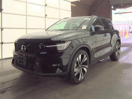 2025 Volvo XC40 B5 Plus Dark Theme