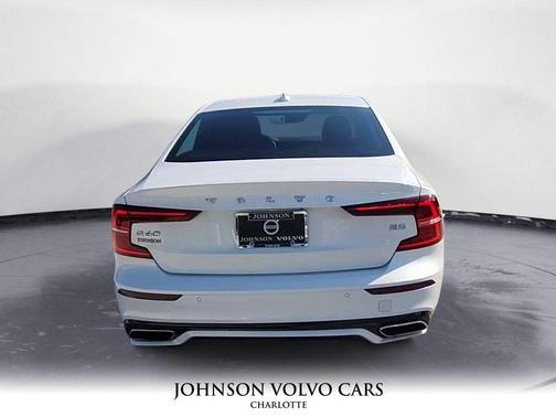 2022 Volvo S60 T5 Momentum