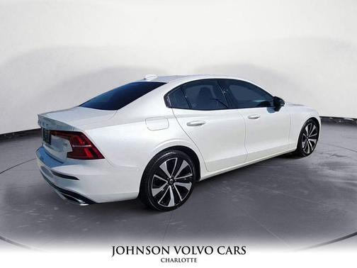 2022 Volvo S60 T5 Momentum