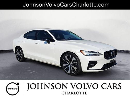 2022 Volvo S60 T5 Momentum