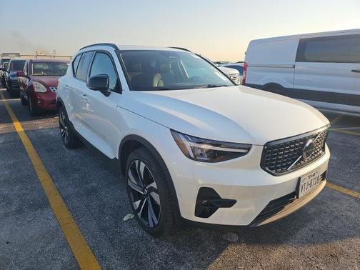 2025 Volvo XC40 B5 Plus Dark Theme