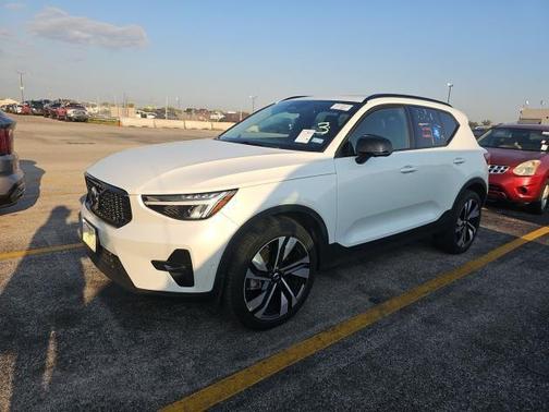2025 Volvo XC40 B5 Plus Dark Theme