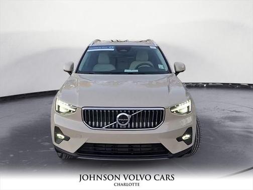 2025 Volvo XC40 B5 Plus Bright Theme
