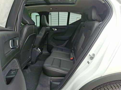 2026 Volvo XC40 B5 Ultra