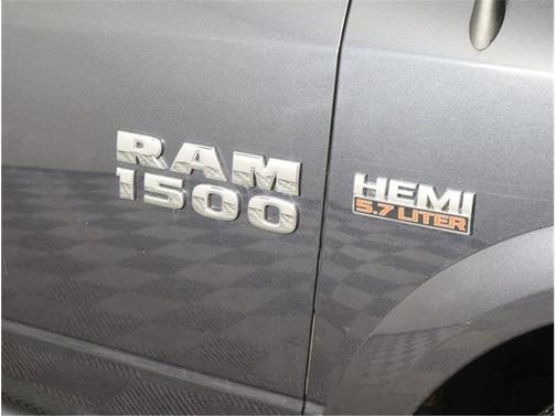 Photo 4 of 40 of 2018 RAM 1500 SLT