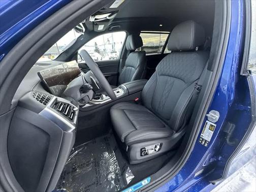 2025 BMW X7 M60i