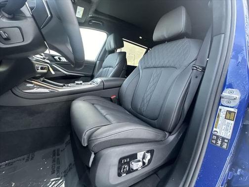 2025 BMW X7 M60i