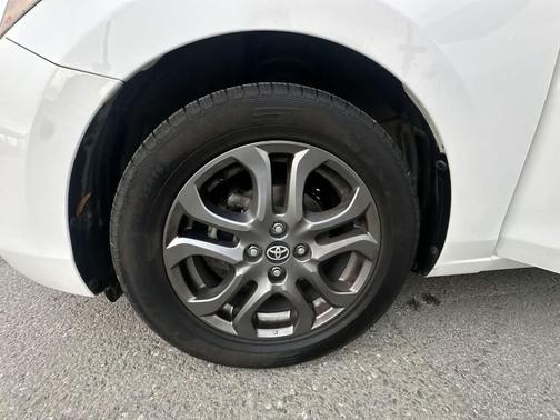 2020 Toyota Yaris Sedan LE