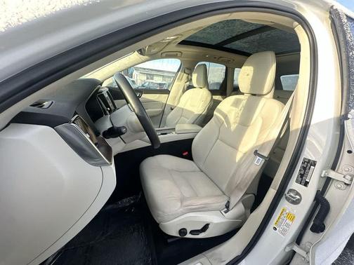2022 Volvo XC60 B5 Momentum