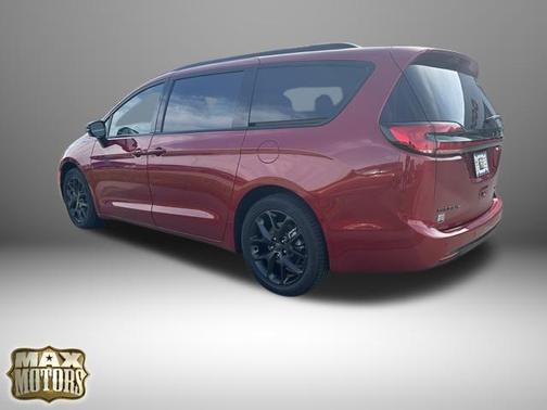 Red Hot Pearlcoat 2027 Chrysler Pacifica Limited