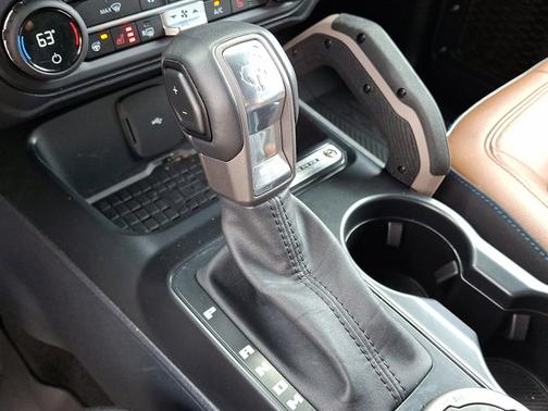 ERUPTION GREEN METALLIC 2024 Ford Bronco OUTER BANKS