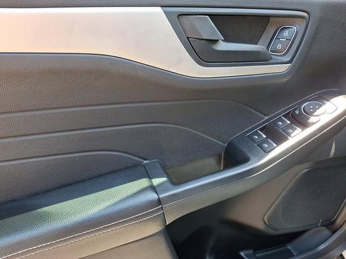 ICED BLUE SILVER METALLIC 2022 Ford Escape SE