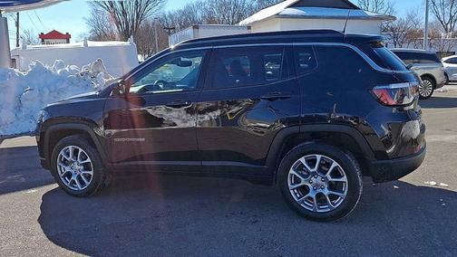 2022 Jeep Compass LATITUDE LUX