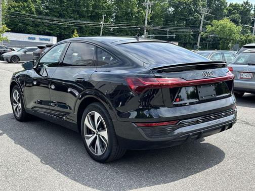 Mythos Black Metallic 2024 Audi Q8 e-tron Premium Plus