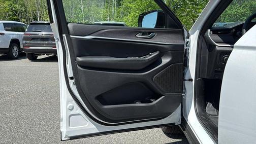 Bright White Clearcoat 2026 Jeep Grand Cherokee Laredo