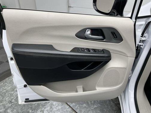 2024 Chrysler Pacifica Touring-L