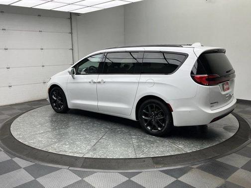 Bright White Clearcoat 2022 Chrysler Pacifica Limited