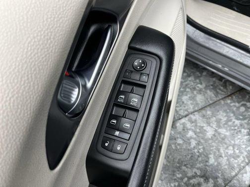 2022 Chrysler Pacifica Touring-L