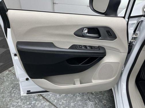 2023 Chrysler Pacifica Touring-L