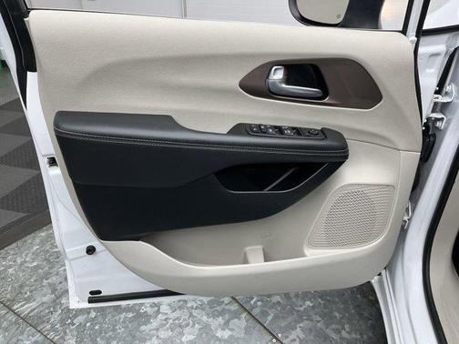 2024 Chrysler Voyager LX