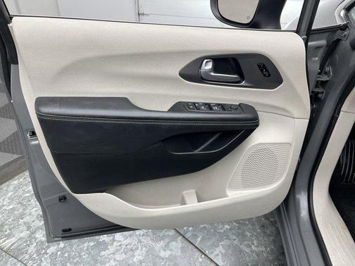 2023 Chrysler Pacifica Touring-L