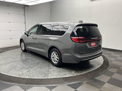 2023 Chrysler Pacifica Touring-L