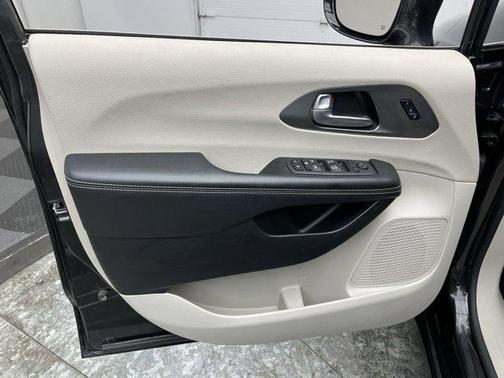 2022 Chrysler Pacifica Touring-L
