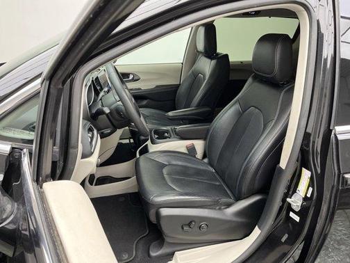 2022 Chrysler Pacifica Touring-L