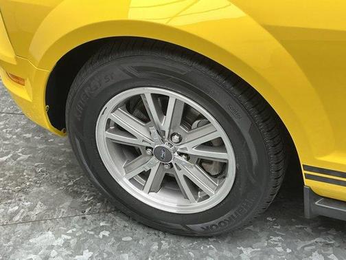 2005 Ford Mustang Deluxe