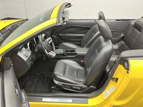 2005 Ford Mustang Deluxe