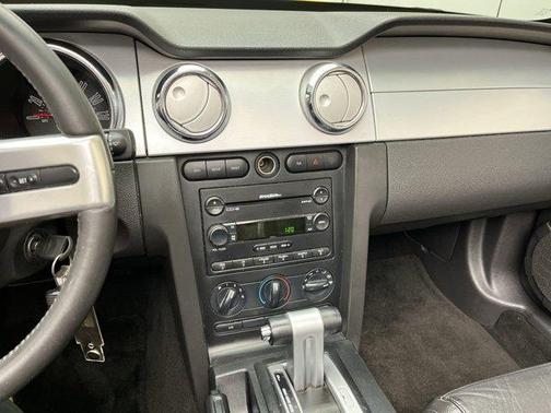 2005 Ford Mustang Deluxe