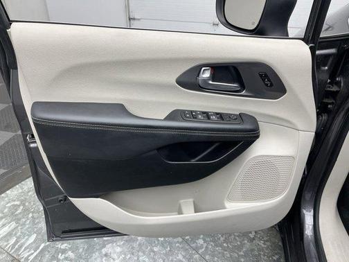 2023 Chrysler Pacifica Touring-L